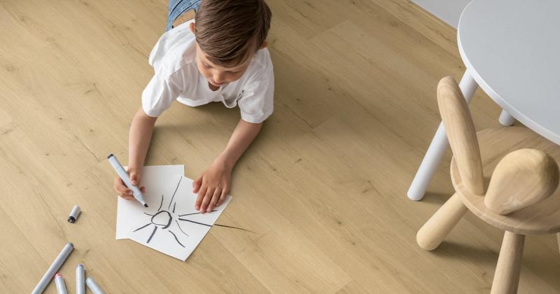 Теплый ли кварцвинил? Сравнение с другими напольными покрытиями