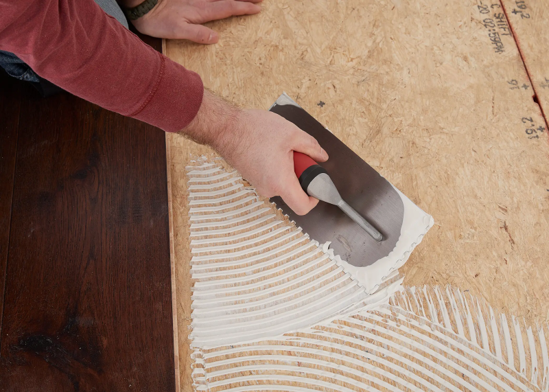 Как правильно укладывать кварц-винил на клей: пошаговая инструкция и советы