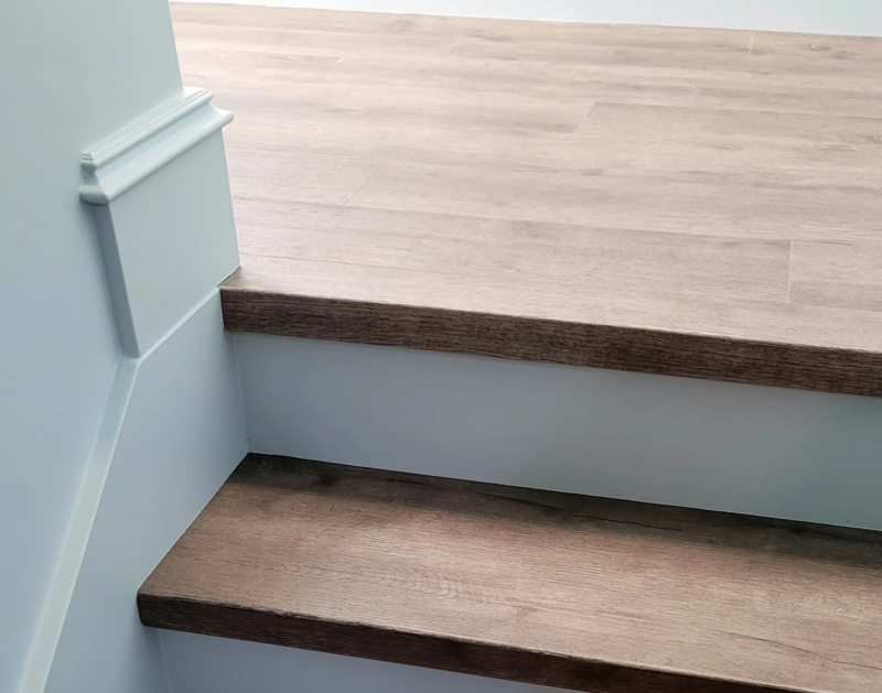 Отделка лестницы кварцвинилом