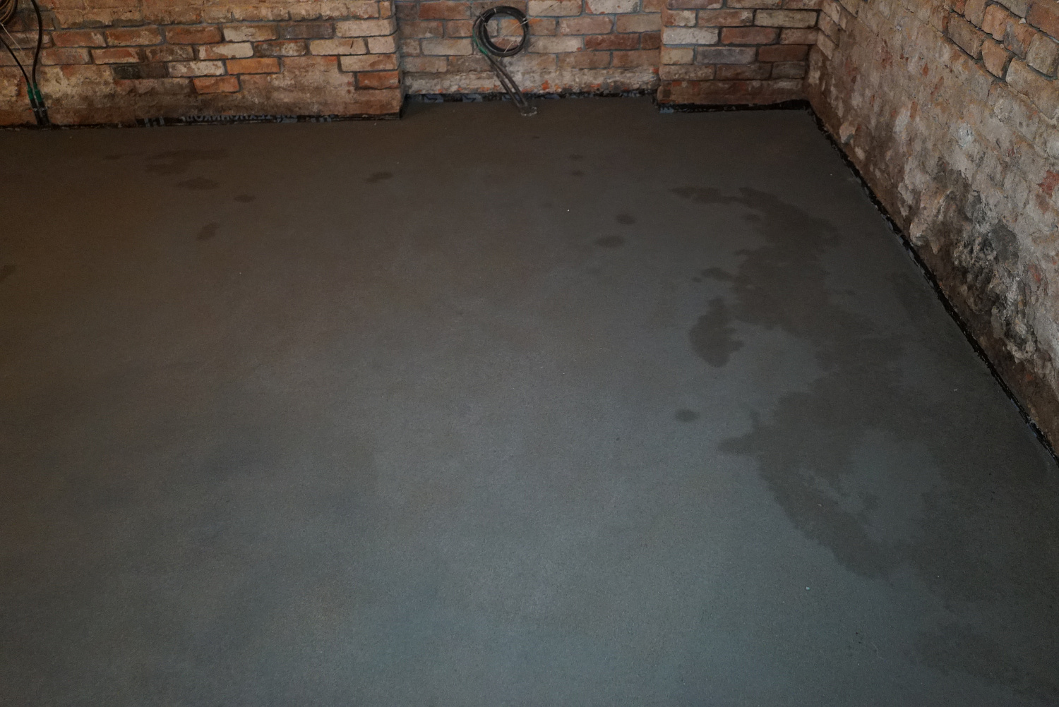 Заливка полусухой или жидкой стяжки пола