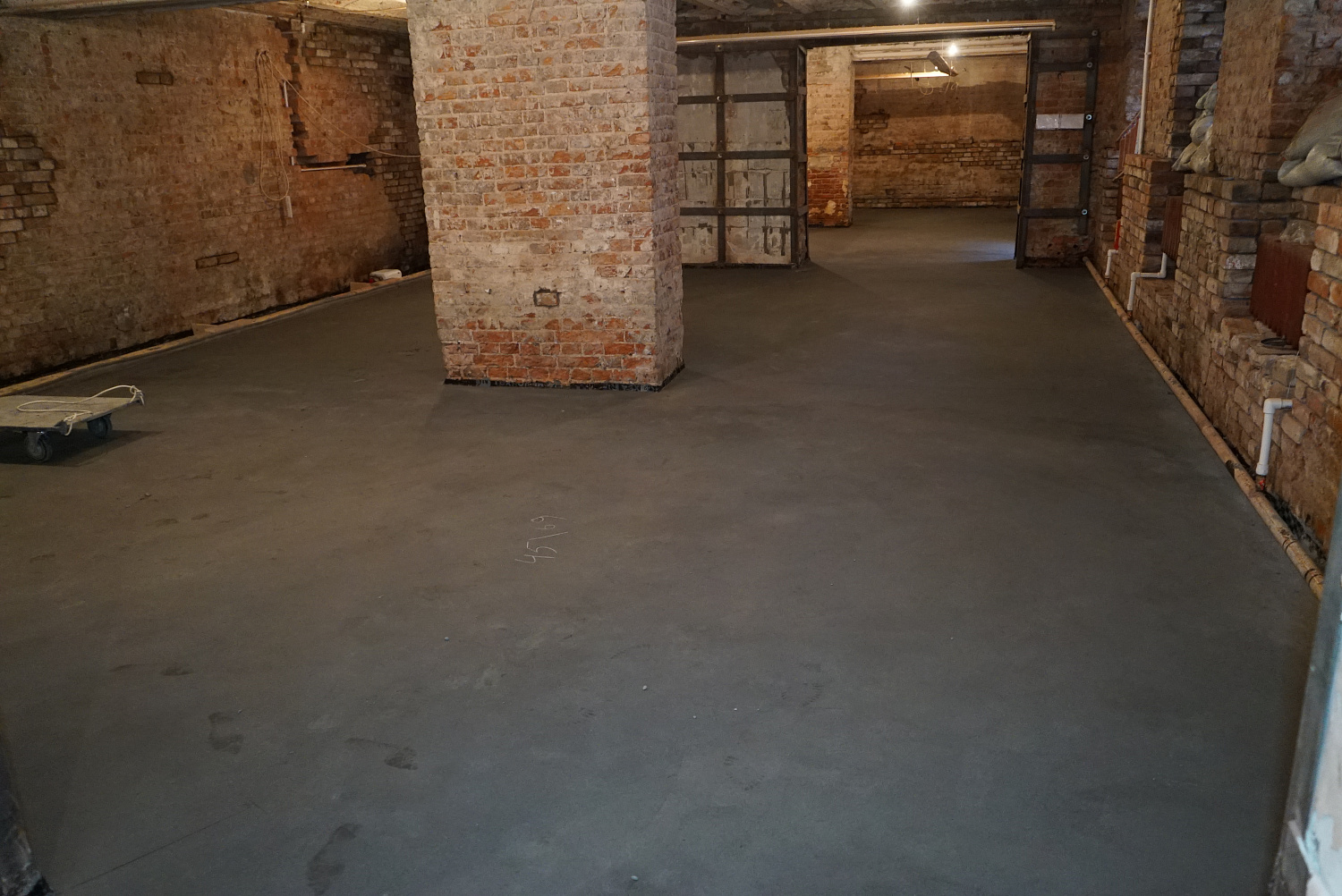 Заливка полусухой или жидкой стяжки пола