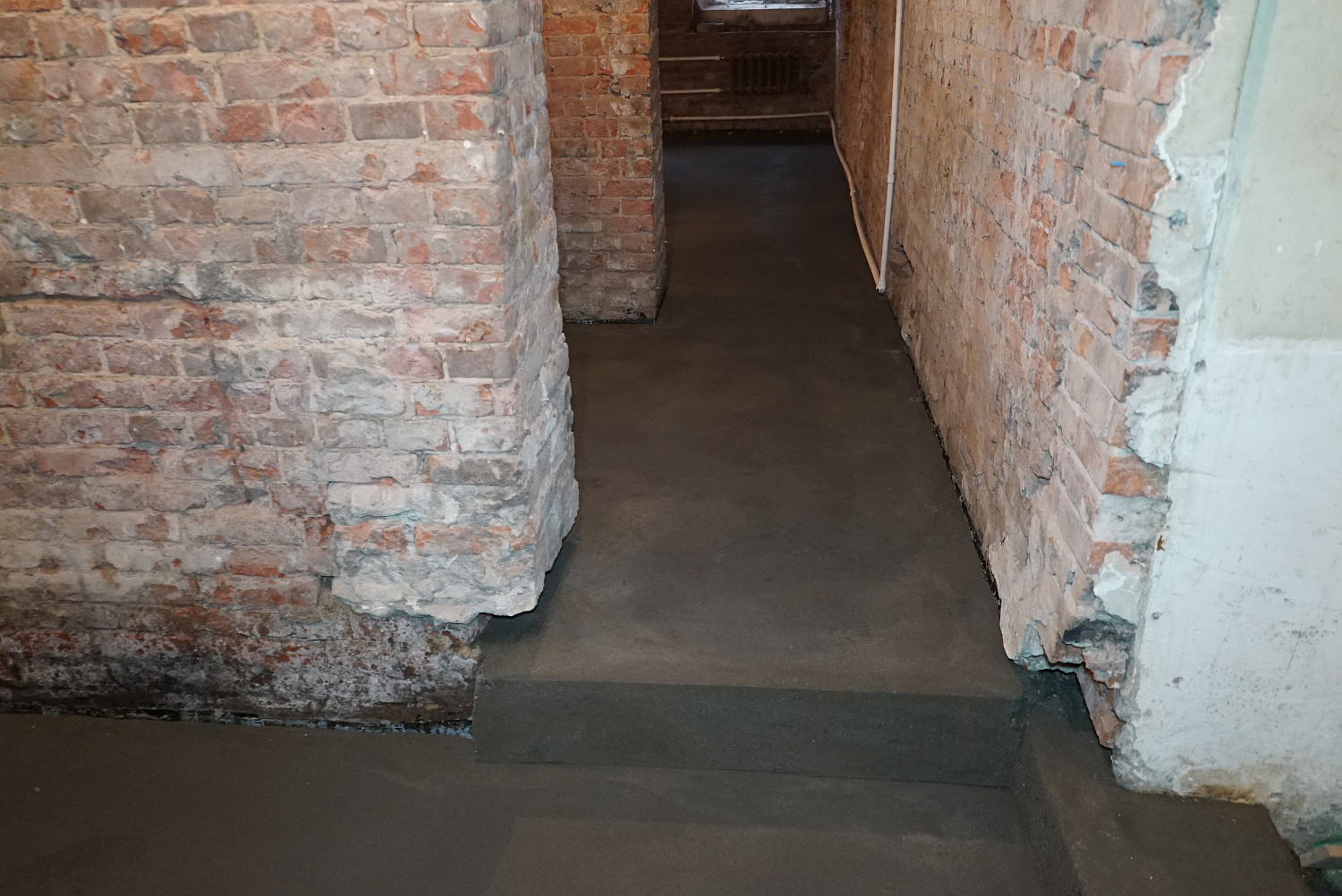 Заливка полусухой или жидкой стяжки пола