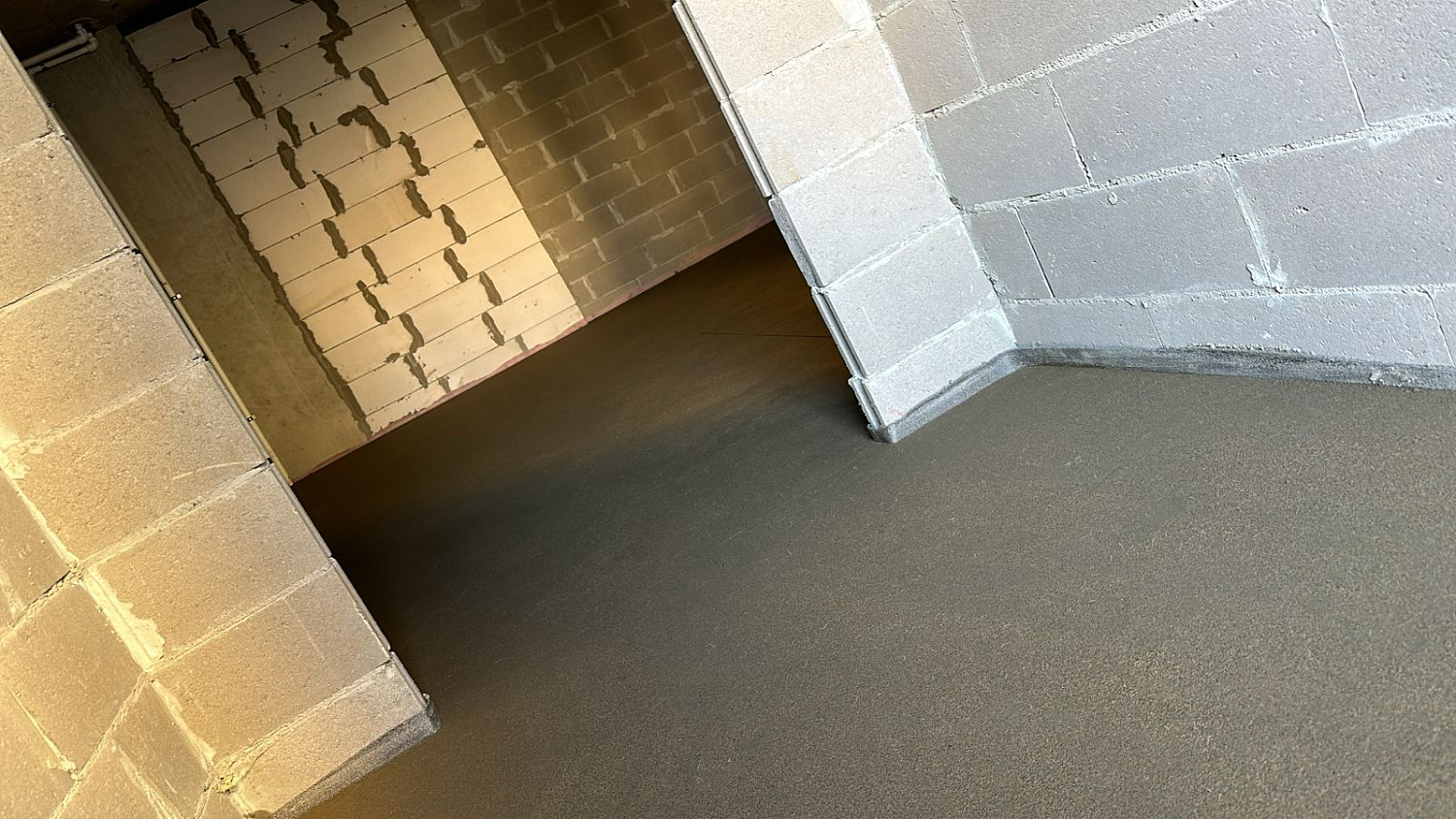 Заливка полусухой или жидкой стяжки пола