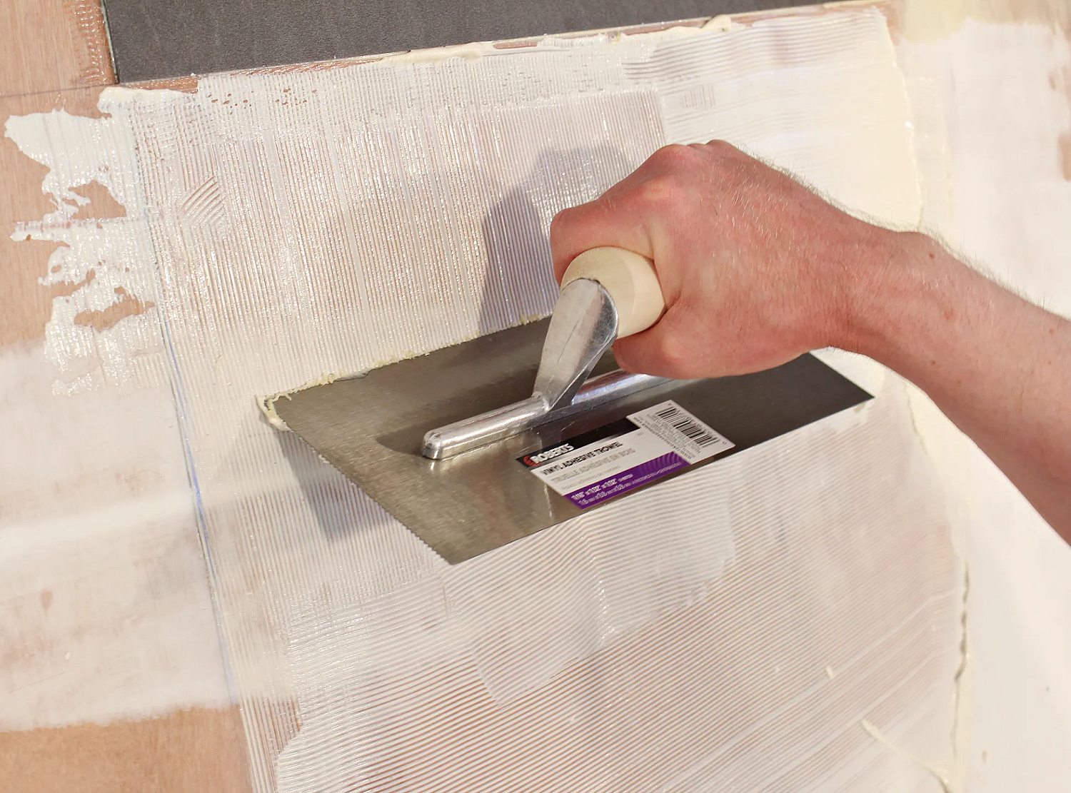 Как правильно укладывать кварц-винил на клей: пошаговая инструкция и советы