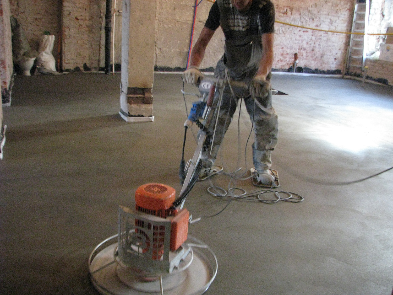 Какое основание пола лучше под кварцвинил: виды стяжек и требования